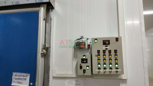 Temperature monitoring control panel for cold room with multiple indicators and real time system status display